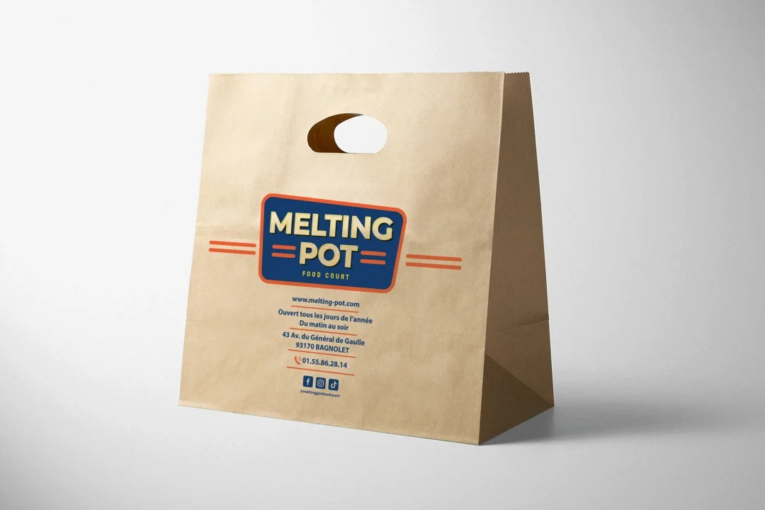 Sac en papier à poignée découpée imprimé personnalisé pour l’emballage de vente au détail, de restauration et promotionnel