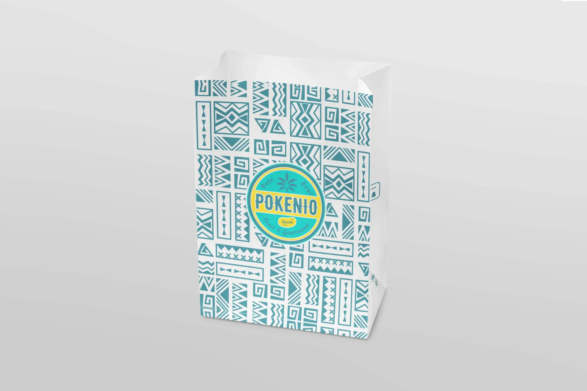 Sac en papier blanc pour la vente à emporter de la marque Pokenio avec design à motifs géométriques personnalisés.